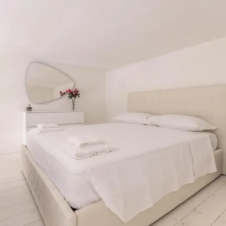 Ubaldini House, By Short Holidays Apartment *