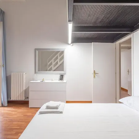 Daire Ubaldini House, By Short Holidays *